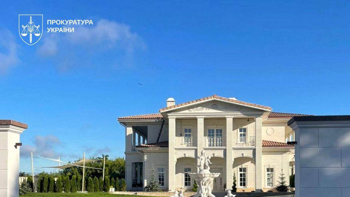 Розкішний двоповерховий маєток у класичному стилі з колонами, фонтаном та зеленими насадженнями, виявлений під час обшуків у справі про розкрадання аграрних грантів