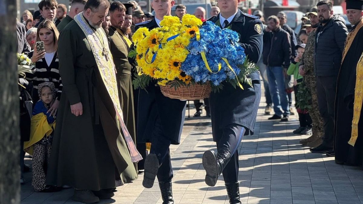 Урочиста церемонія відкриття оновленого скверу імені Павла Горянського у Дарницькому районі Києва зі скульптурою Омега Незламних