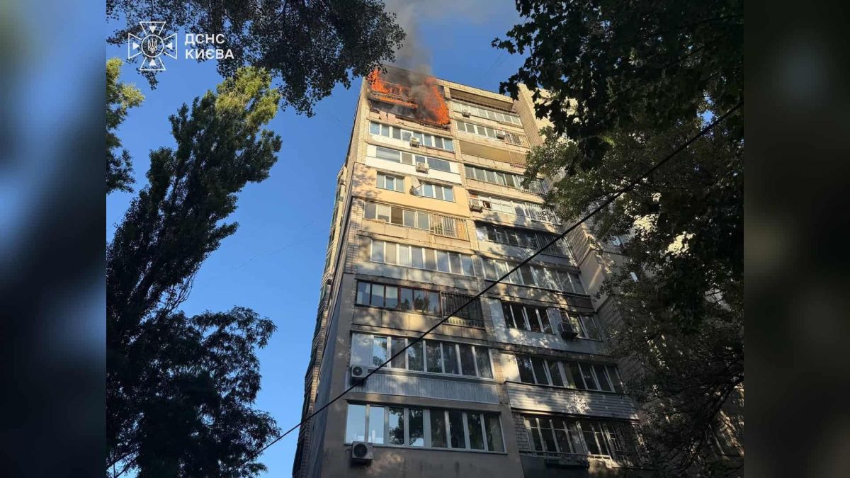 Пожежники ліквідують пожежу у 12-поверховому житловому будинку на вулиці Липківського у Солом’янському районі Києва, площа займання 70 кв. м