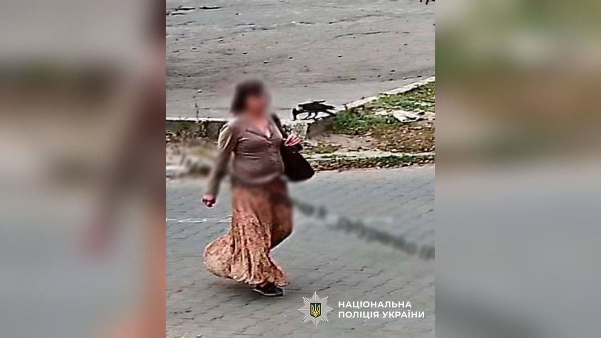 Пограбування дівчинки у Деснянському р-ні: затримали 43-річну киянку Підозрювана у пограбуванні 9-річної дівчинки у Деснянському р-ні Києва йде вулицею, кадр поліції