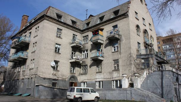 Чотириповерховий гуртожиток із мансардою у стилі маньєризму-бароко на розі вулиць Ґедройця та Брановицького в Києві, знесений у 2015 році
