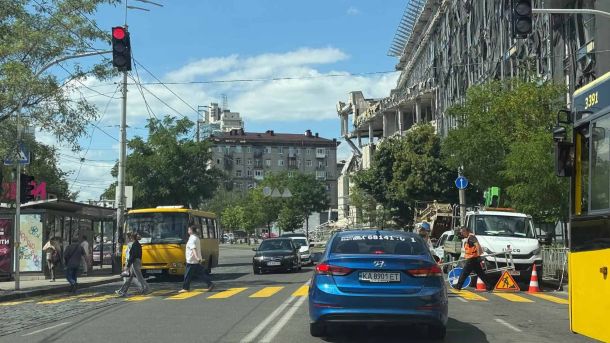 Остап із Стрілецького полку поліції Києва: бойовий кіт на варті дронів Наземний пішохідний перехід зі світлофором біля станції метро Лук'янівська на вулиці Іллєнка у Києві, облаштований за 2 доби