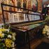 Рака з мощами Нестора Літописця з квітами в Хрестовоздвиженському храмі Києво-Печерської лаври на тлі іконостасу