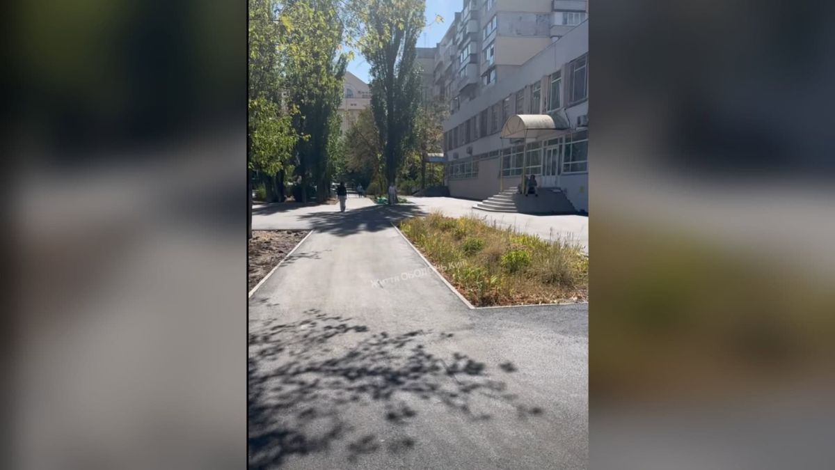 Новий сірий асфальт на пішохідній доріжці біля Оболонського РАЦСу на проспекті, 28-В