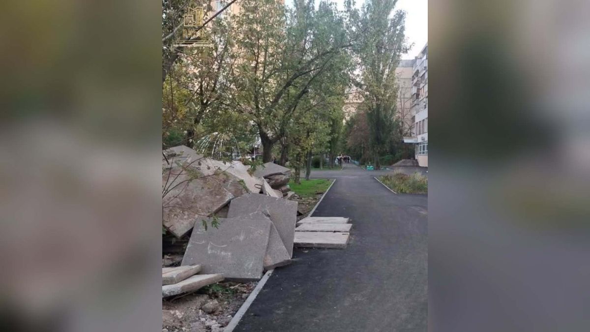 Біля Оболонського просп., 28-В залишили будсміття — РМБО вимагає прибрати Купи старих бетонних плит на зеленій зоні біля свіжого асфальту у дворі багатоповерхівок, дерева й жилі будинки