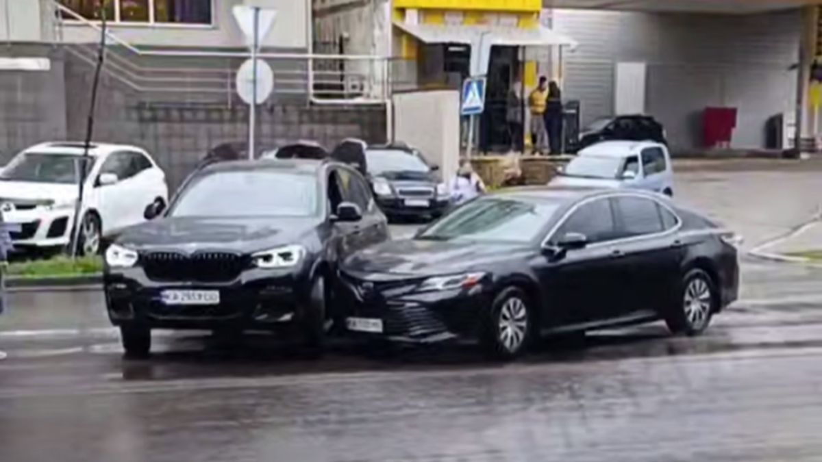 Зіткнення автомобілів BMW та Toyota на перехресті Глибочицької та Косогірного провулку в Києві