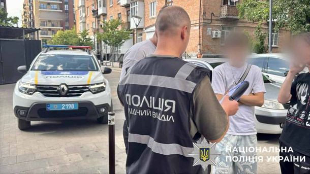 У Білій Церкві затримали чоловіка за постріл у юнака з пневматики Слідчий поліції у сигнальному жилеті біля патрульного автомобіля під час затримання підозрюваного у Білій Церкві