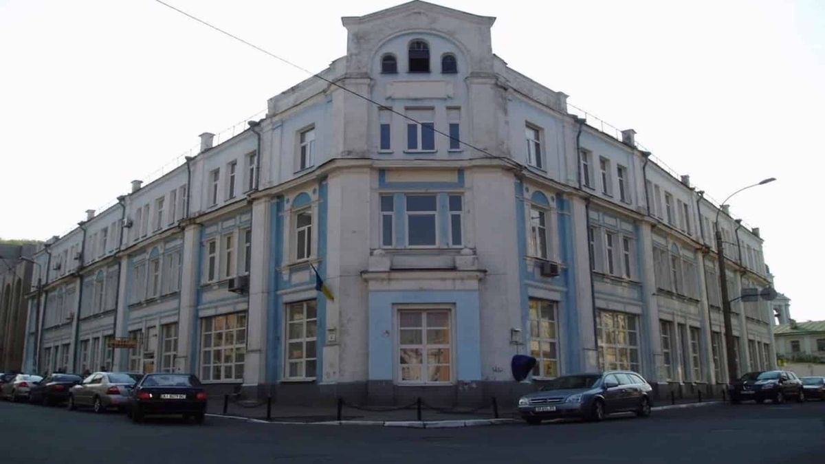 Будинок на Фролівській, 4: як мануфактура стала «цехом ткачів» Триповерховий будинок на Фролівській, 4 на Подолі в Києві — колишня текстильна мануфактура Морозових з радянською надбудовою 1983 року
