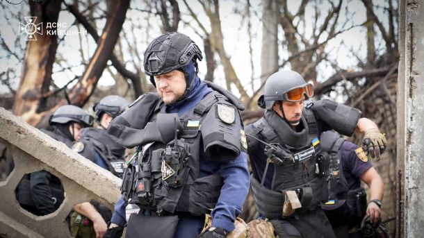 Рятувальники ДСНС ліквідують наслідки ворожого обстрілу у Вишневому четверту добу, задіяно понад 300 осіб і 106 одиниць техніки