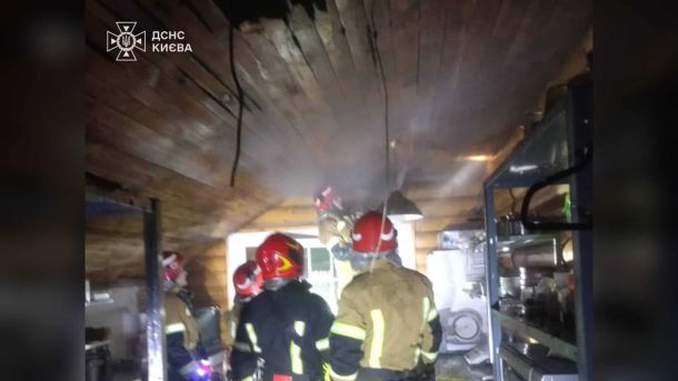 У Солом'янській лікарні затримали чоловіка: змушував 8-річну показати статеві органи Рятувальники ДСНС гасять пожежу у дерев'яному ресторані на провулку Станіслава Лема у Голосіївському районі Києва, 12 травня 2026