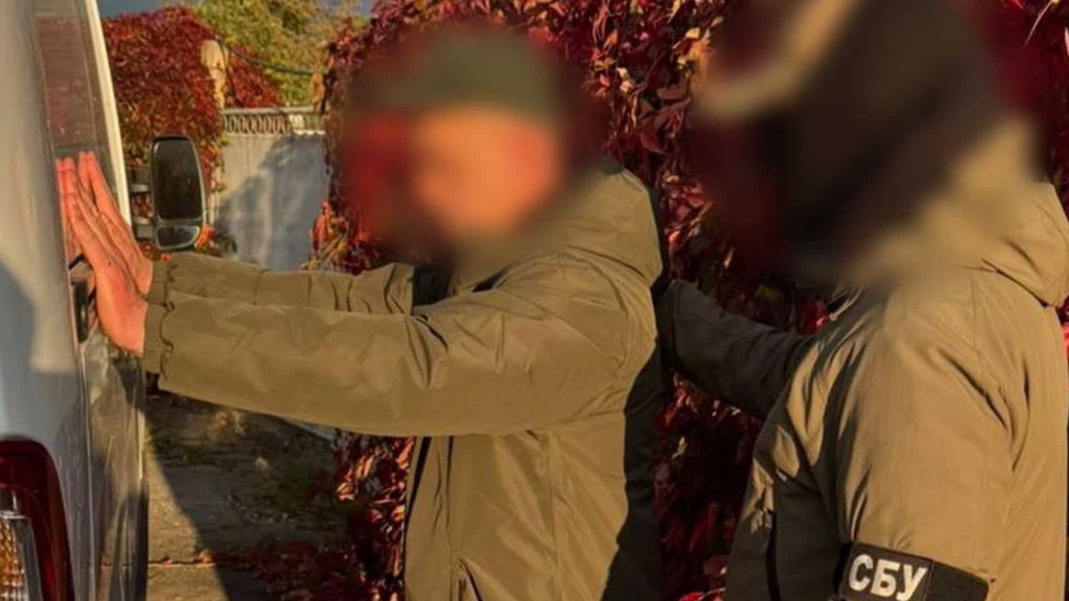 СБУ викрила 7 схем ухилення від мобілізації, зокрема на Київщині Співробітник СБУ затримує чоловіка біля мікроавтобуса під час викриття схем ухилення від мобілізації, обличчя розмиті
