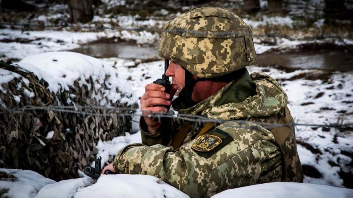 Український військовий в окопі говорить по рації