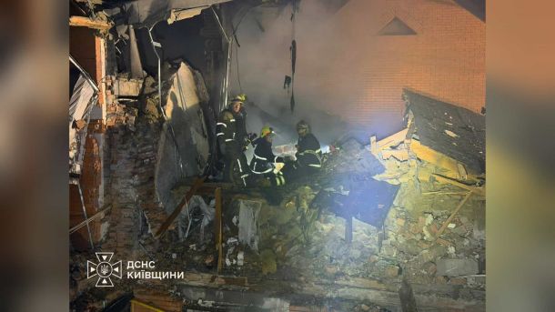 Пожежа на Якуба Коласа у Святошині: врятували 10 осіб Рятувальники ДСНС працюють на місці удару БпЛА по двох таунхаусах у Вишневому Бучанського району Київщини