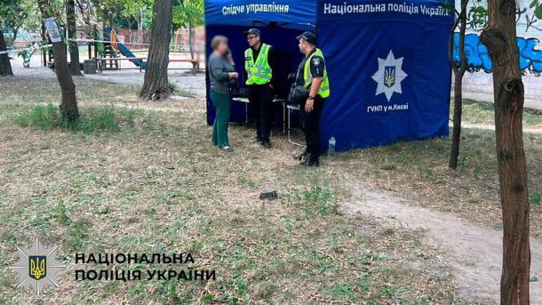 Наметовий пункт слідчо-оперативної групи Нацполіції біля дитячого майданчика в Києві після обстрілу РФ, 29 серпня 2026 року