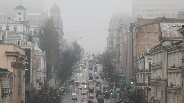 29 листопада: у Києві туман і до 9° тепла Київська центральна вулиця в тумані, дорогою їдуть автомобілі