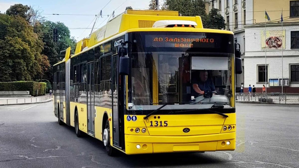 Тролейбуси №29, 50, 50к затримуються на вул. Будівельників через ДТП Жовтий тролейбус рухається вулицею