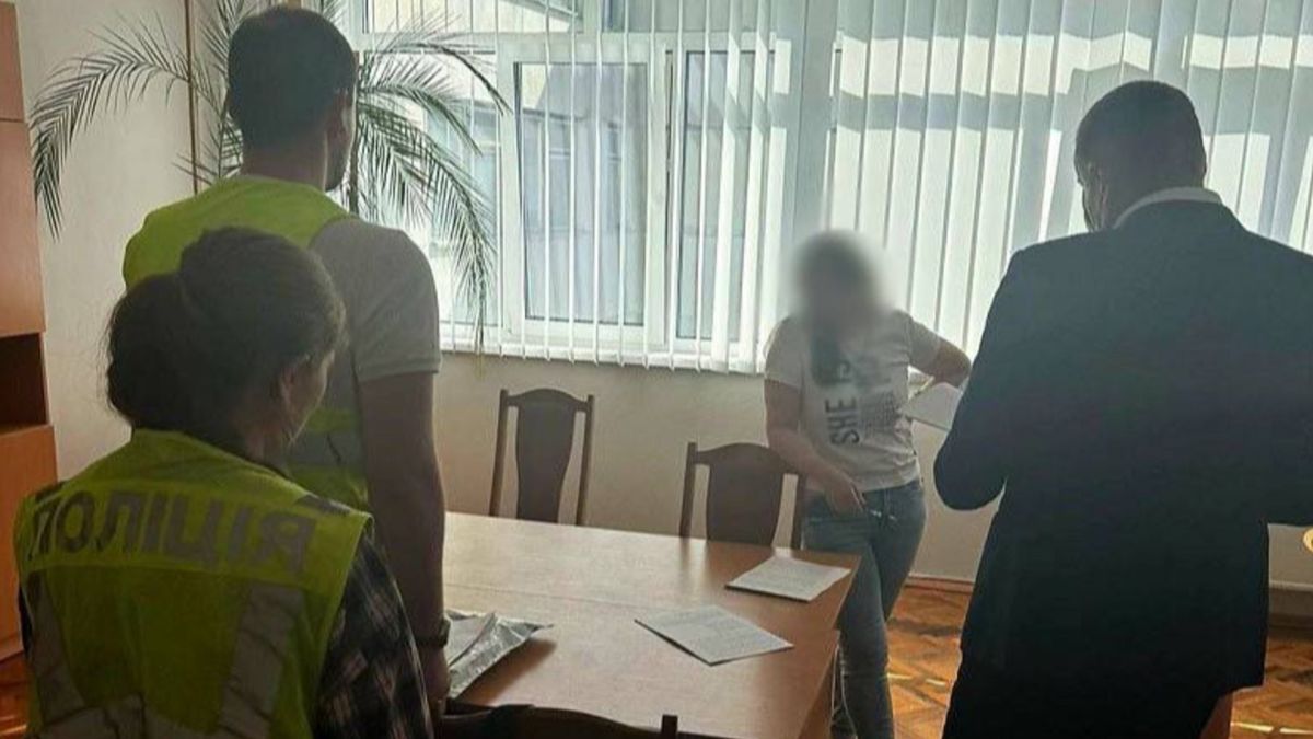 Поліцейські в жовтих жилетах проводять слідчі дії в кабінеті з підозрюваними у справі про розтрату бюджетних коштів ліцею на Троєщині