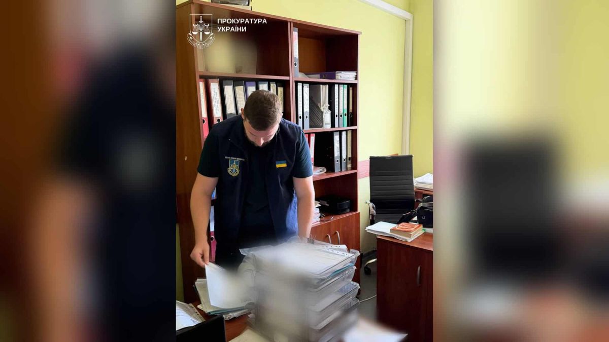 Посадовця Вишгородської міськради підозрюють у вимаганні 2,5 тис. доларів Будівля міської ради у Вишгороді, де посадовця підозрюють у вимаганні 2,5 тис. доларів за дозвіл на будівництво