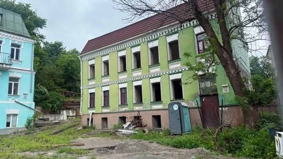 Садиба Носача: суд арештував два флігелі на Кирилівській Історична будівля садиби купця Носача на вул. Кирилівській у Подільському районі Києва, на яку суд наклав арешт
