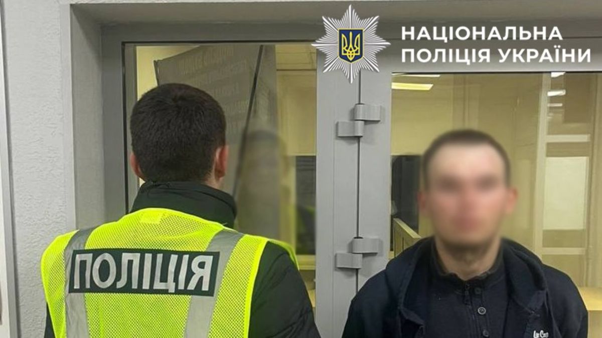 Двох киян судитимуть за напад на військового в Голосієві, їм загрожує 15 років Поліцейський і другий підозрюваний у верхньому одязі в приміщенні