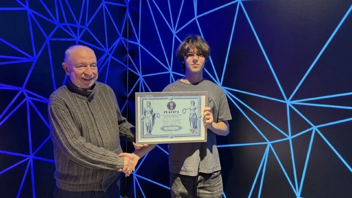 Президент Малої академії наук Станіслав Довгий та школяр Борис Васковець з табличкою про рекорд України