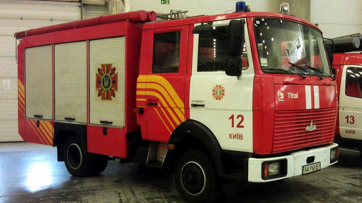 Атака дронів на Фастівщині: 5 постраждалих, серед них троє дітей Пожежні павтомобілі