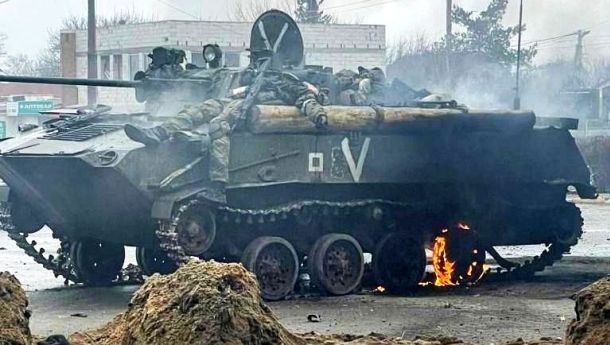 Підбита на Київщині бойова машина десанту армії Росії із вбитими військовими РФ. 2022 рік