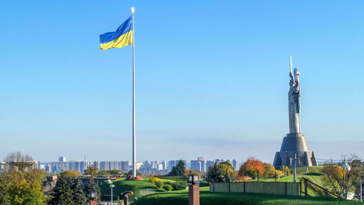 Прапор України на висоті 90 метрів у Києві
