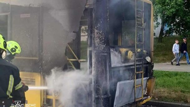 Пожежа в тролейбусі на Подолі: постраждалих немає