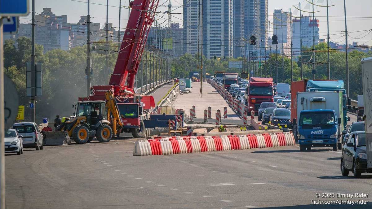 На Північному мосту стартували роботи з реверсним перекриттям руху