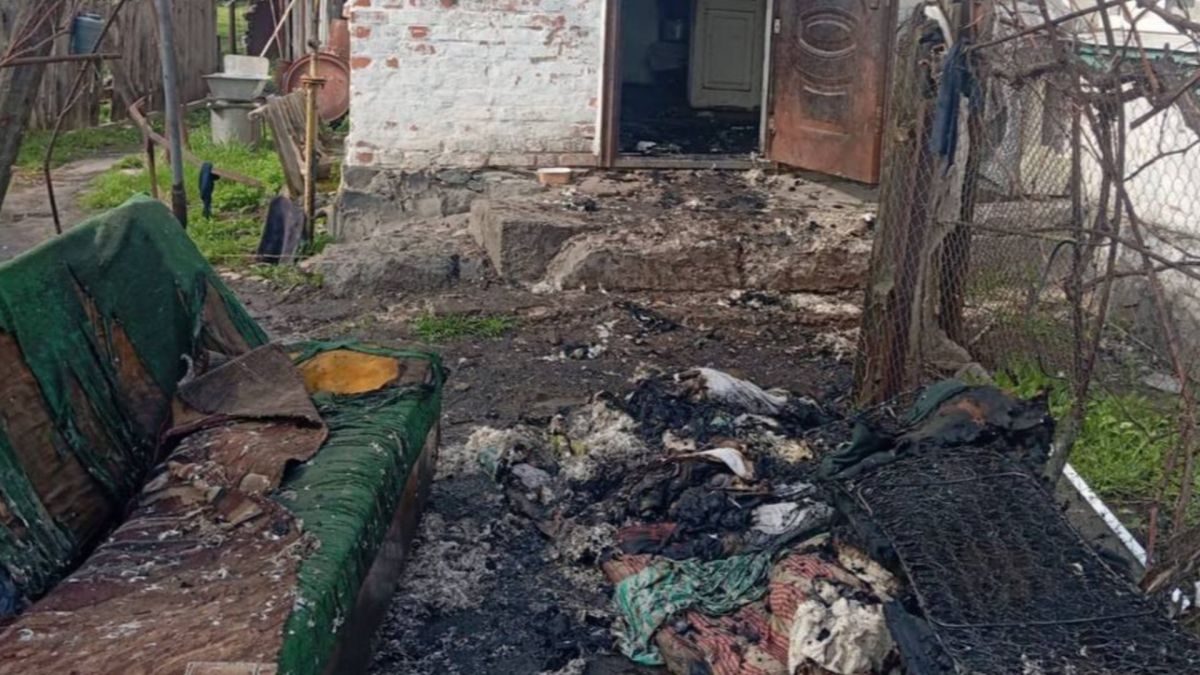 Обгоріле домоволодіння у Бородянці на Бучанщині після пожежі, спричиненої необережним курінням