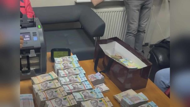 Столичне БЕБ повернуло 12,2 млн грн ПДВ від продавця вживаних авто з Кореї Слідчі БЕБ провели обшуки у Києві, Харкові та Одесі й викрили конвертаційний центр з оборотом 23,5 млрд грн