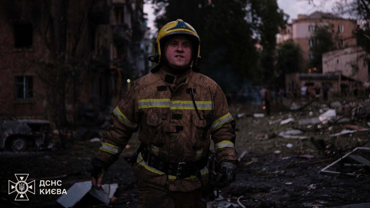 Атака на Київ 19 липня: пожежі у п'яти районах, двоє постраждалих Рятувальник ДСНС серед уламків і пошкоджених будинків після ворожої атаки на Київ 19 липня 2026 року