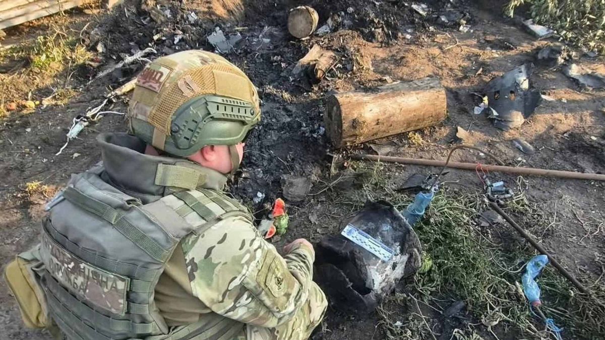 На Бориспільщині вибухотехніки знешкодили бойову частину дрона на подвір’ї Вибухотехнік поліції Київщини оглядає бойову частину російського безпілотника на подвір’ї приватного будинку на Бориспільщині