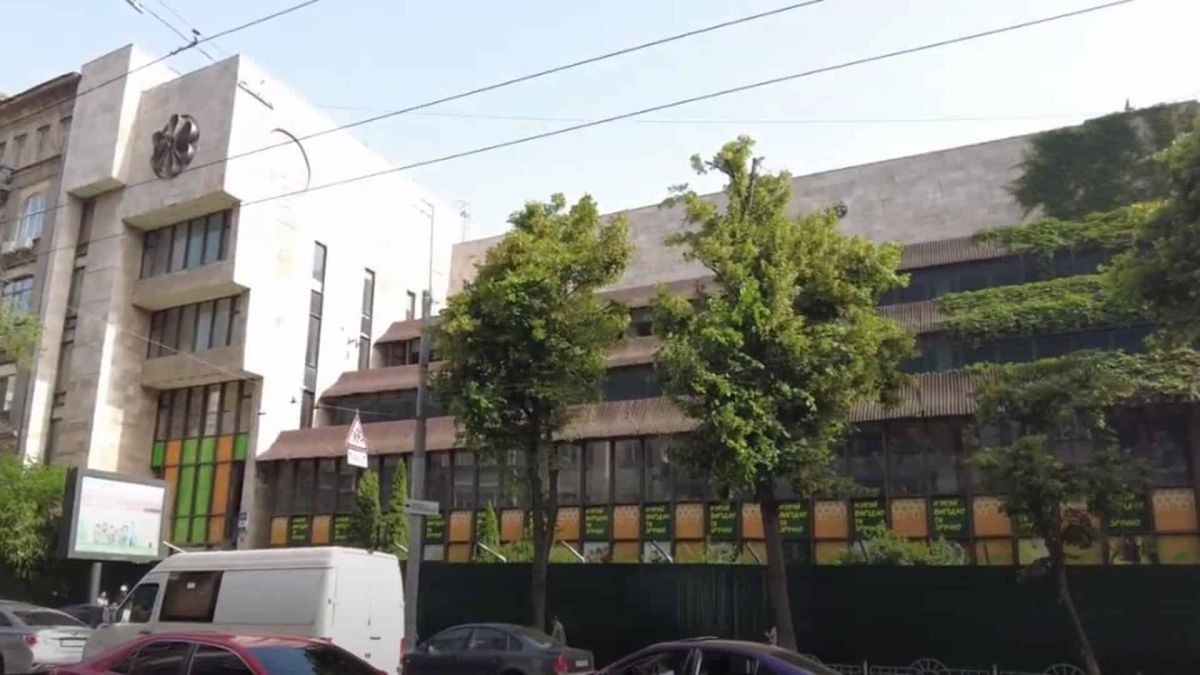 Будівля павільйону «Квіти України» на вулиці Січових Стрільців, 49 у Києві — зразок архітектури пізнього модернізму 1983–1985 років