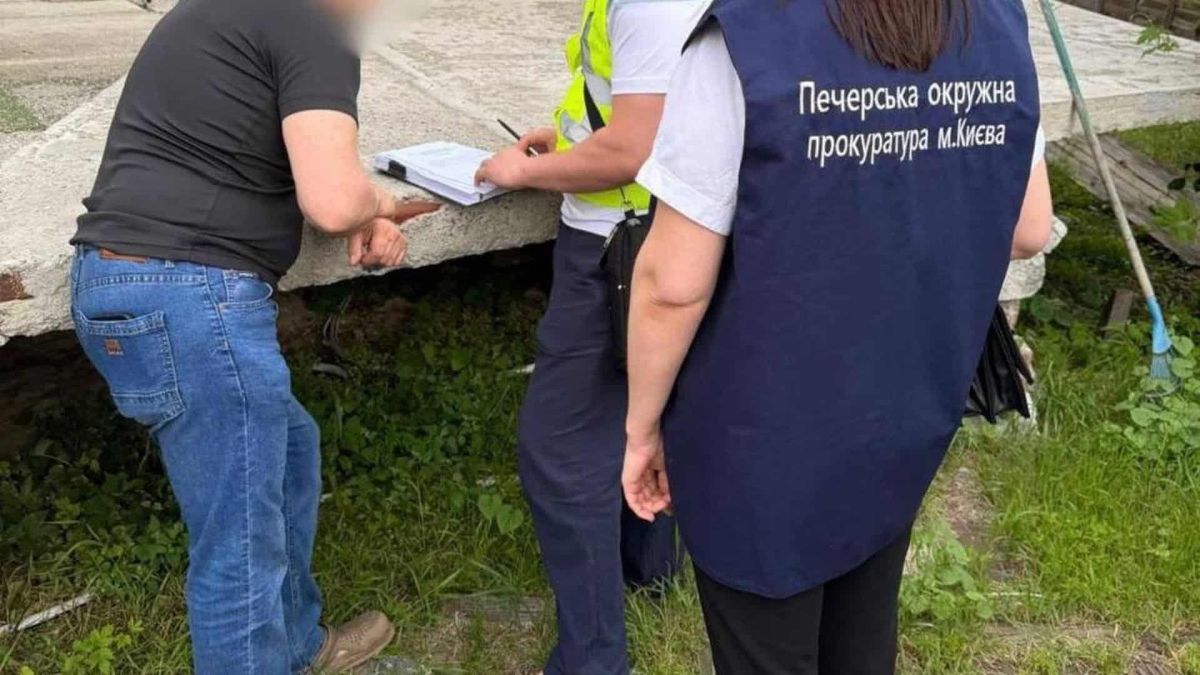 У Києві викрили схему фіктивної інвалідності за 25–30 тис. доларів Слідчі вилучають документи під час обшуку у справі про фіктивну інвалідність у Києві — вилучено 100 тис. доларів
