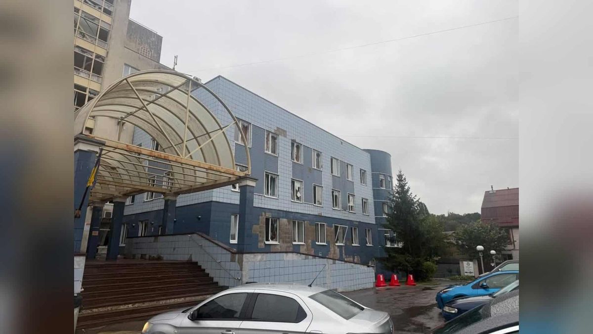 Пошкоджена атакою будівля КДЦ у Подільському районі Києва, пацієнтів приймають у двох центрах первинки