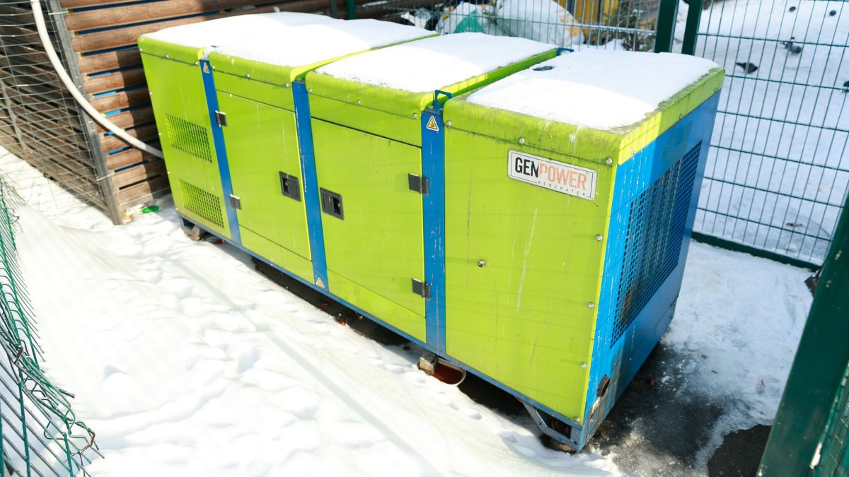 Київська область отримала австрійське обладнання для енергоінфраструктури Потужний генератор біля будівля