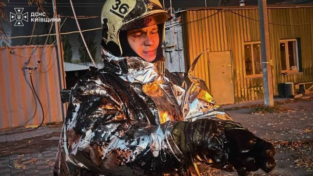 Рятувальник ДСНС Київщини у закіптюженому термозахисному костюмі після гасіння пожежі на підприємстві у Бучанському районі