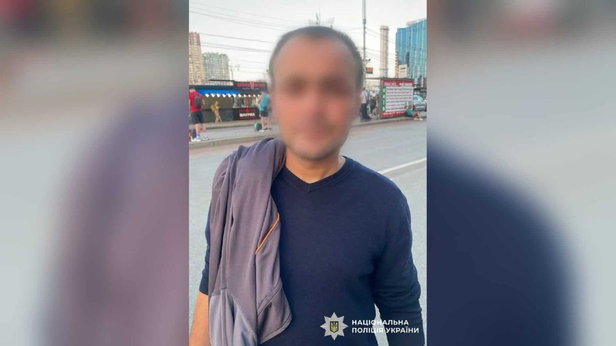 На станції метро «Вокзальна» у спячої пасажирки викрали 280 тисяч гривень Платформа станції метро «Вокзальна» у Києві, де двоє чоловіків вкрали наплічник зі 280 тисячами гривень у сплячої пасажирки