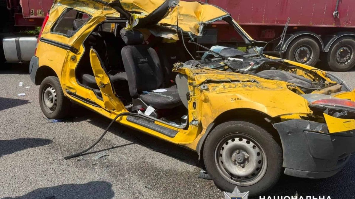 ДТП на Обухівщині: вантажівка Scania виїхала на зустрічну і збила Renault Місце ДТП на автодорозі Київ–Знам'янка поблизу Обухова: перекинута вантажівка Scania після зіткнення з Renault, четверо госпіталізовані