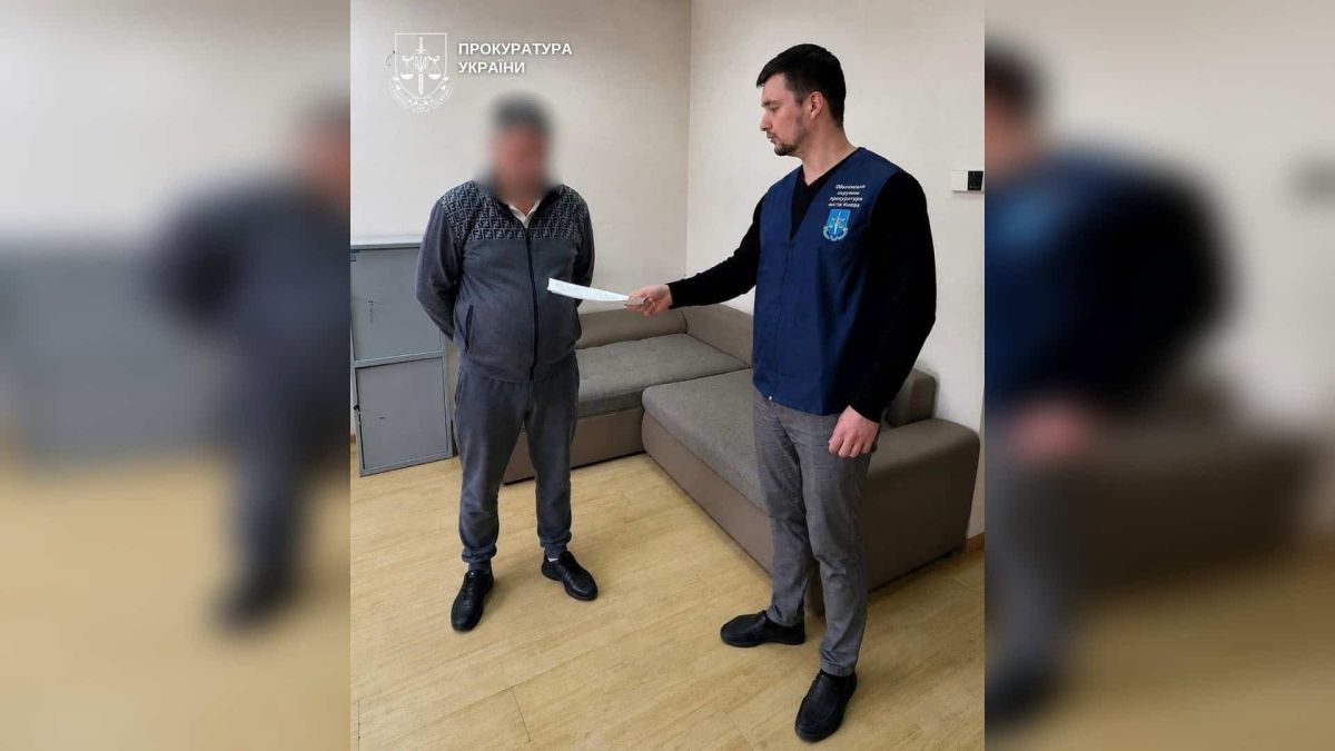 Прокурор Оболонської окружної прокуратури Києва вручає підозру учаснику схеми з фіктивним бронюванням за 4 000 доларів