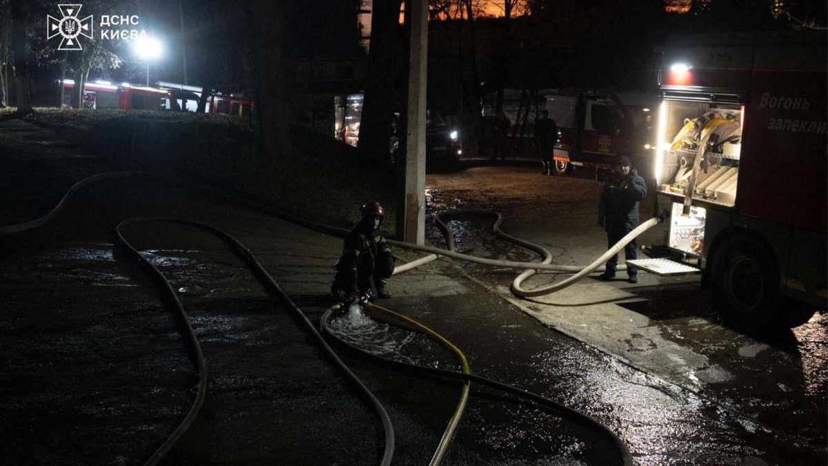 У Печерському районі ліквідували пожежу без жертв Співробітники ДСНС зі шлангами для води