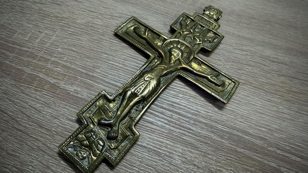 Київська митниця вилучила дрейдли, ікону і хрест ХІХ ст. Мідний восьмикінцевий хрест-розп’яття зі старовинним рельєфом на сірій дерев’яній поверхні — один із предметів, вилучених Київською митницею
