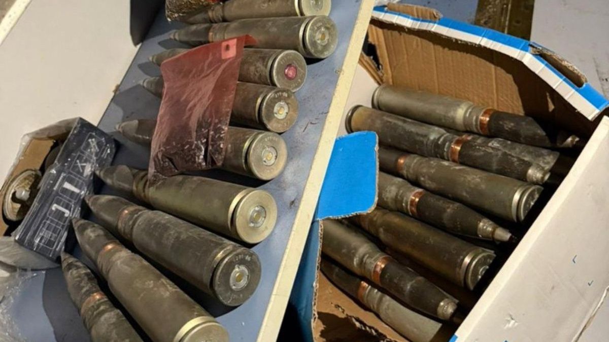 Склад боєприпасів, снаряди лежать в коробках