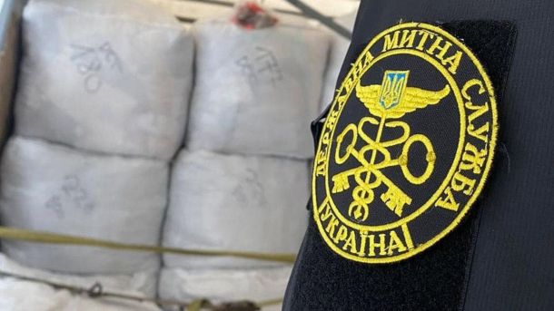 Працівник Державної митної служби України перевіряє вантаж під час митного контролю на кордоні