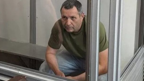 Плював жінкам з дітьми в обличчя і бив: киянин сів за ґрати Михайло Сцельніков у камері в суді
