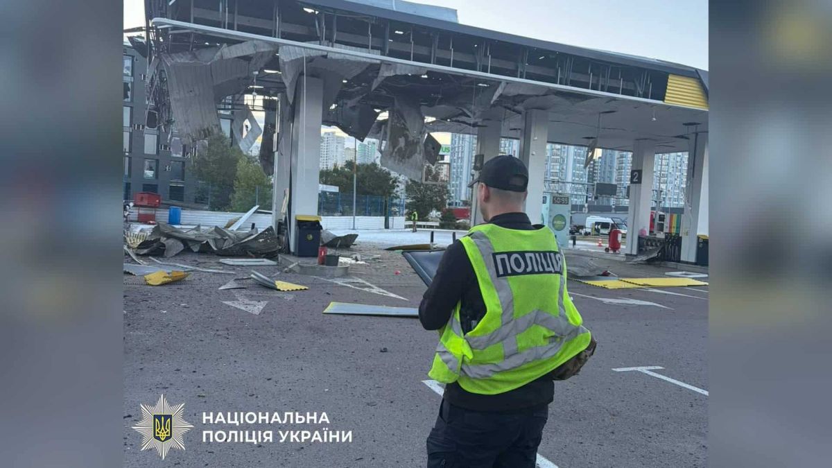 Поліцейські документують наслідки удару безпілотниками по Києву: загинув чоловік, вісім поранених у чотирьох районах міста
