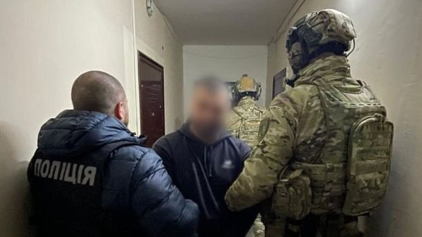 Виноградар: проспект Свободи капітально відремонтують вперше за 40 років Правоохоронці затримують чоловіка з розмитим обличчям у коридорі