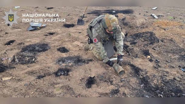 Вибухотехнік поліції Київщини знешкоджує бойову частину російського безпілотника, знайдену в полі на Бориспільщині